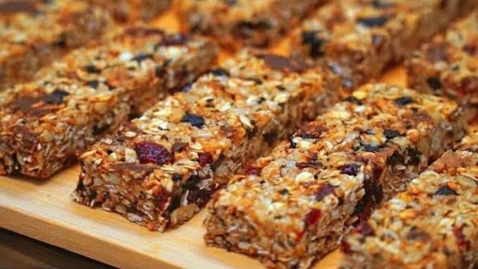 Zdravé a veľmi chutné tyčinky z ovsených vločiek BEZ PEČENIA: Najlepší recept proti oslabenému organizmu plný vitamínov!