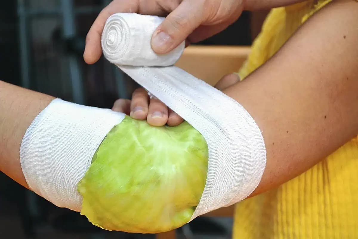 Kapusta vytiahne zápal, tvaroh znižuje horúčku a cibuľa likviduje kašeľ: 9 domácich obkladov pri rôznych chorobách!