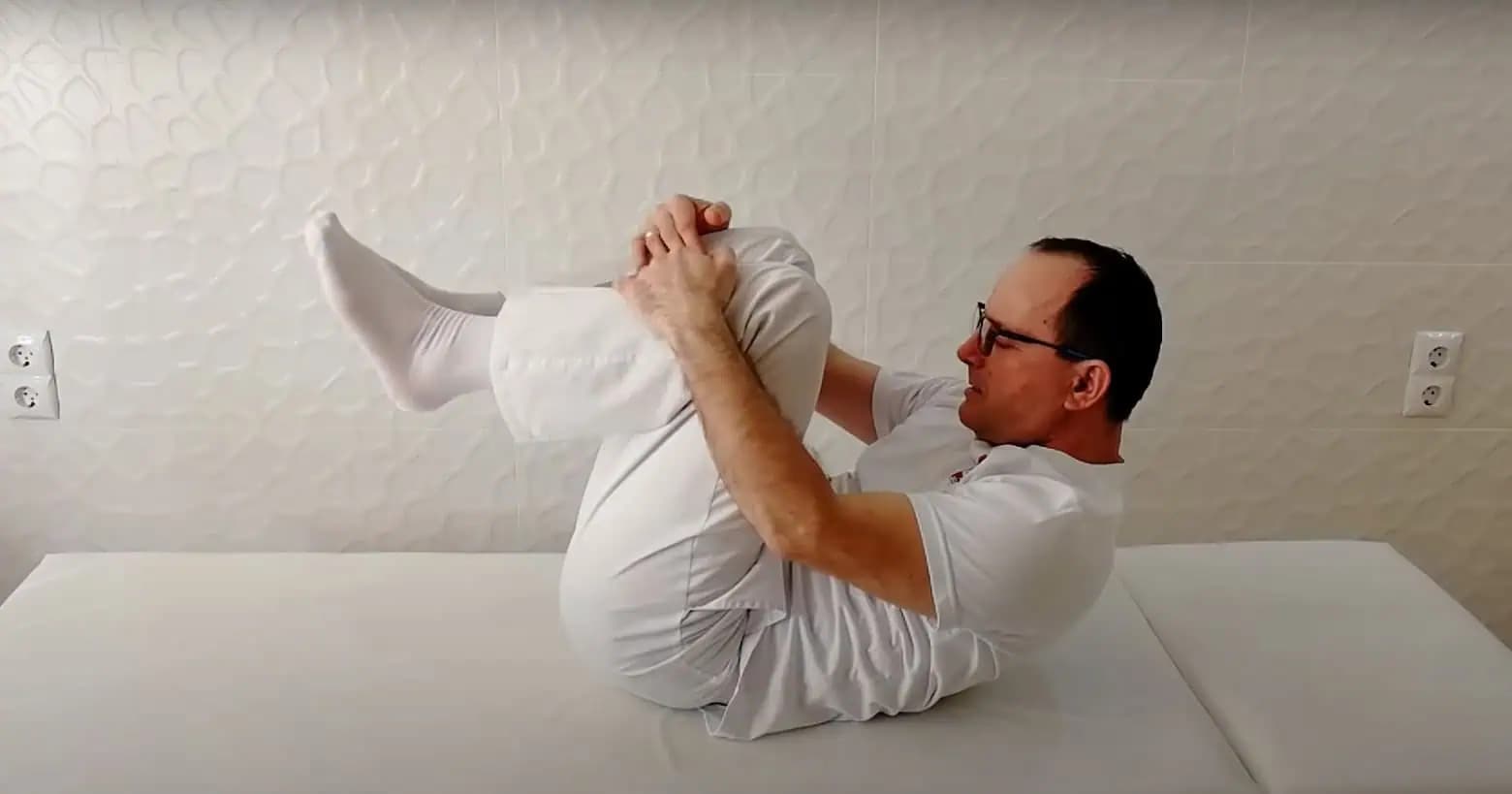 Naučte to aj starú mamu: NEUROLÓG poradil 5 cvičení, ktoré liečia chrbát a RÝCHLO odstránia bolesť!