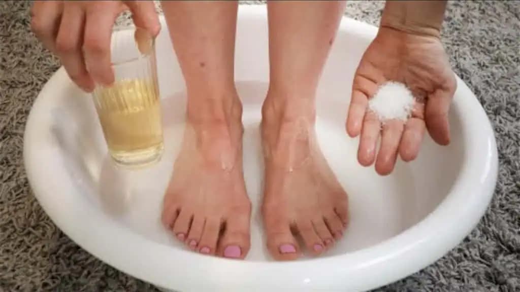 Toto by mal vedieť každý, koho trápia OPUCHY, kŕče a bolesť nôh: Musíte skúsiť, čo dokáže tento KÚPEĽ!